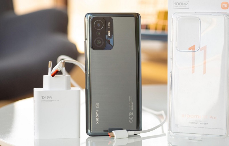 Xiaomi 11T và 11T Pro đều sử dụng viên pin 5000mAh nhưng 11T Pro được hỗ trợ sạc nhanh